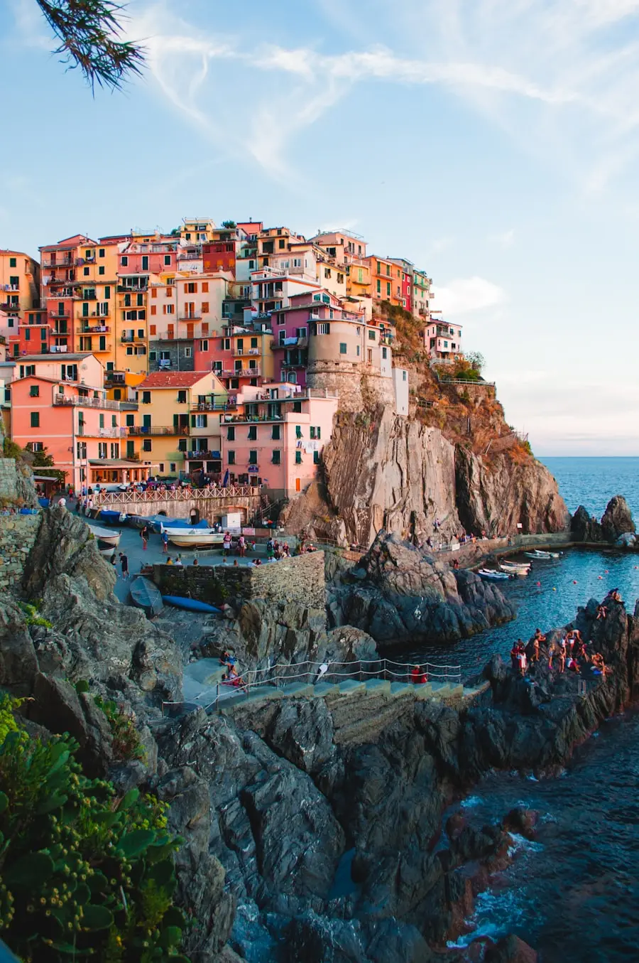 Pueblo de casas de colores sobre un acantilado junto al mar